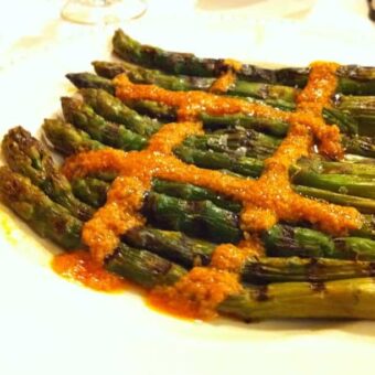 Esparragos a la brasa con salsa romesco