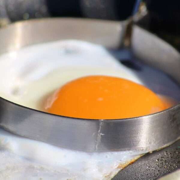 Pasos para preparar huevos en molde