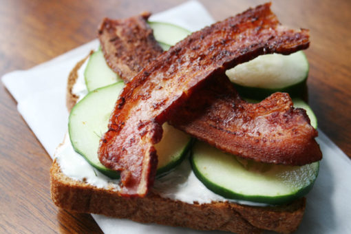 Sandwich de bacon y calabacín