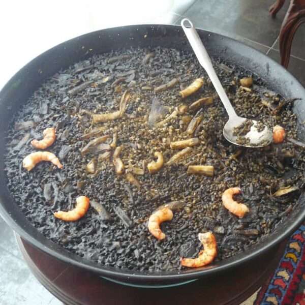 Paella de arroz negro