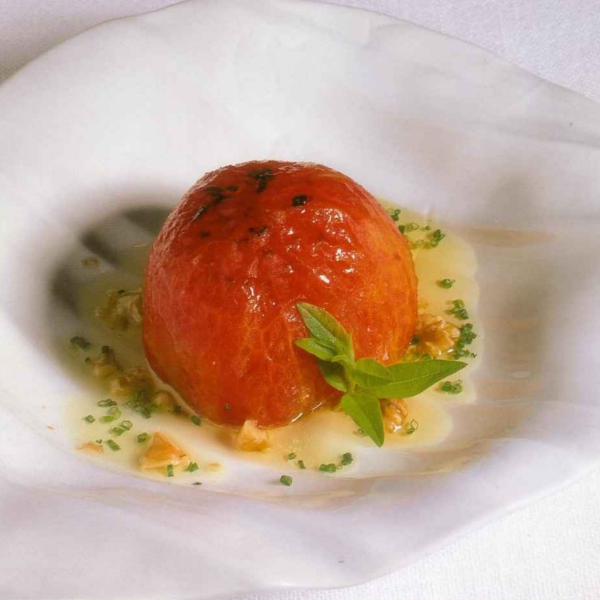 Tomate relleno de queso y vinagreta de nuez