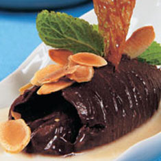 postre de almendras y helado de chocolate