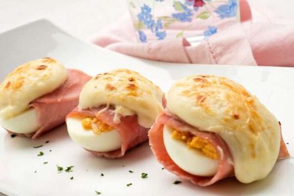 Huevos rellenos gratinados