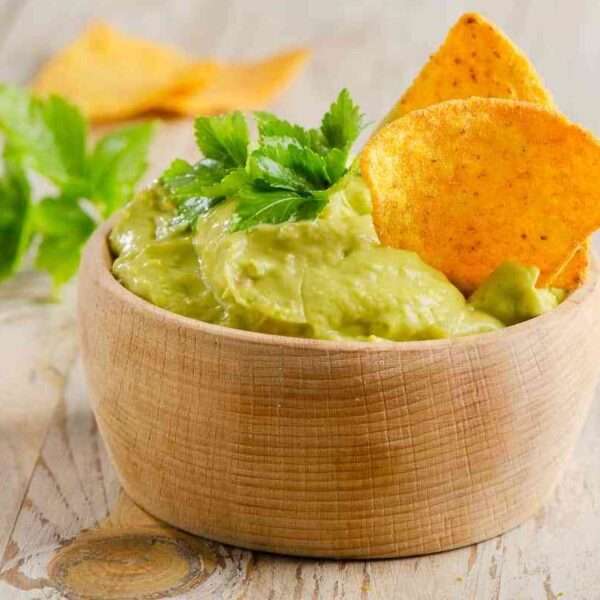 Receta de guacamole casero con queso ¡ideal para acompañar con nachos!