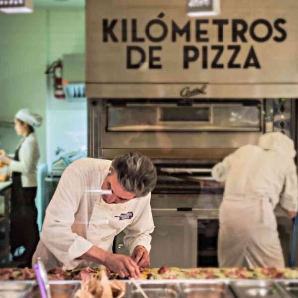 Degustación de la Pizza El Greco de Dottore Marquinetti en Kilómetros de Pizza