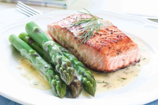 salmon a la plancha con esparragos
