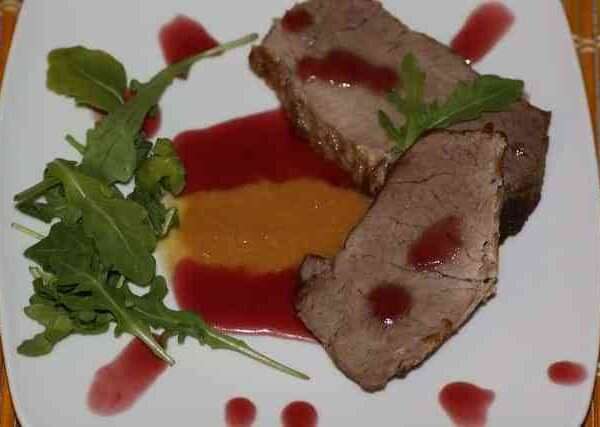 Receta de Secreto Ibérico con salsa de vino y cerezas