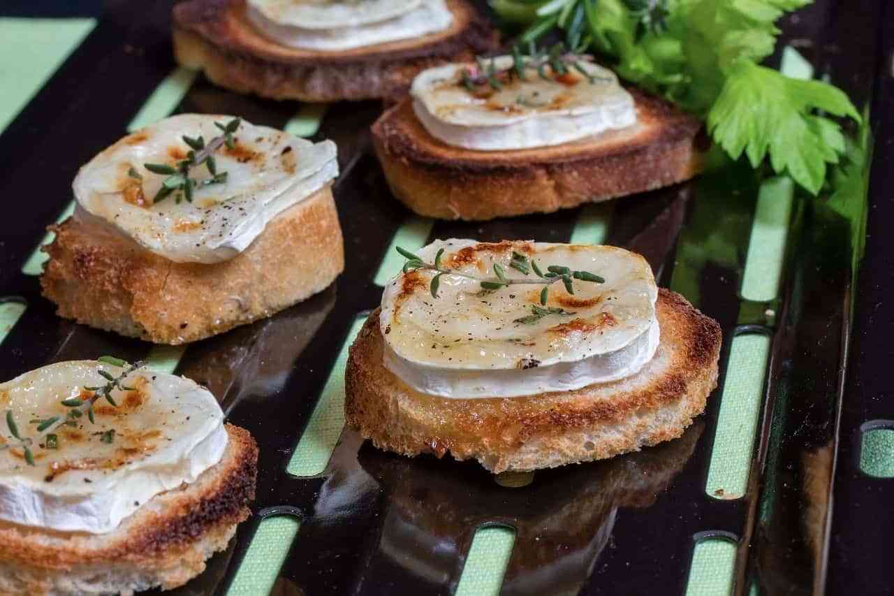 queso de cabra con cebolla aperitivo