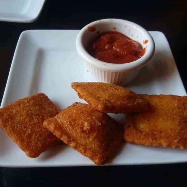 Deliciosos raviolis fritos y crujientes