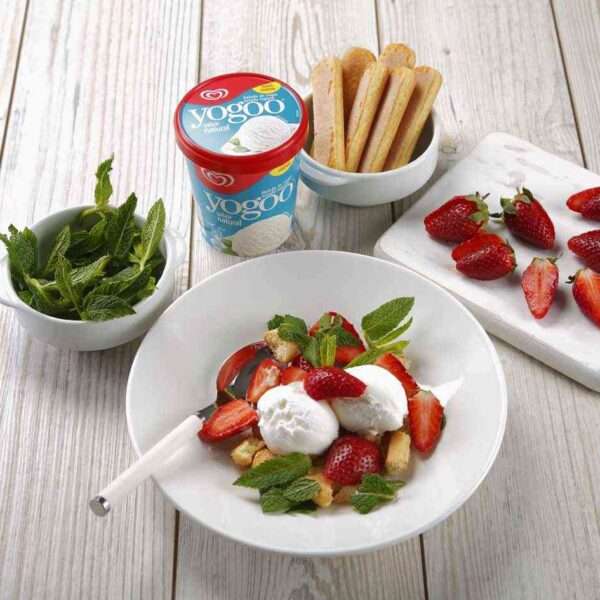 Receta de helado con bizcocho, fresas y menta
