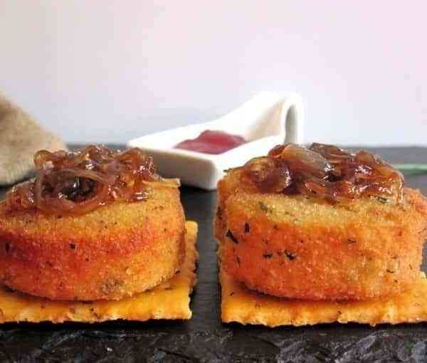 Aperitivo de queso de cabra con cebolla caramelizada
