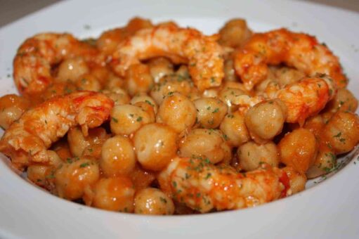 garbanzos con langostinos