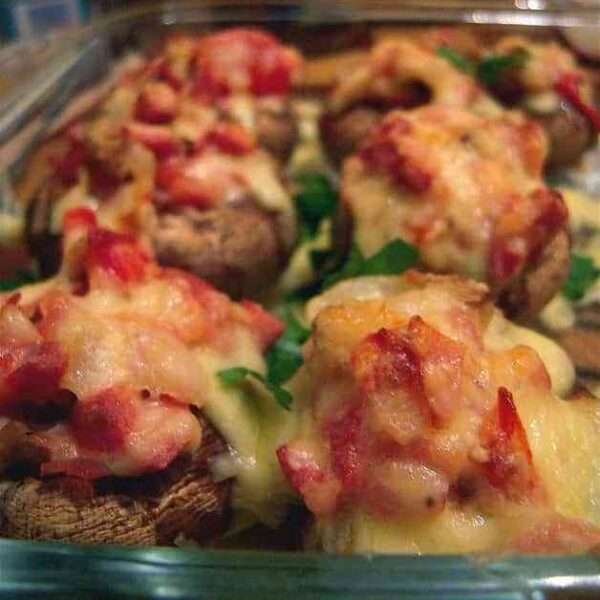 Champiñones rellenos con verdura y queso