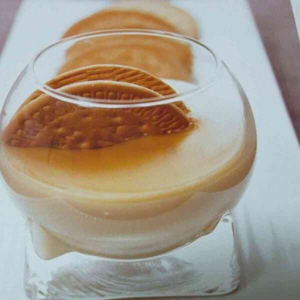 Postre de crema de galletas y caramelo