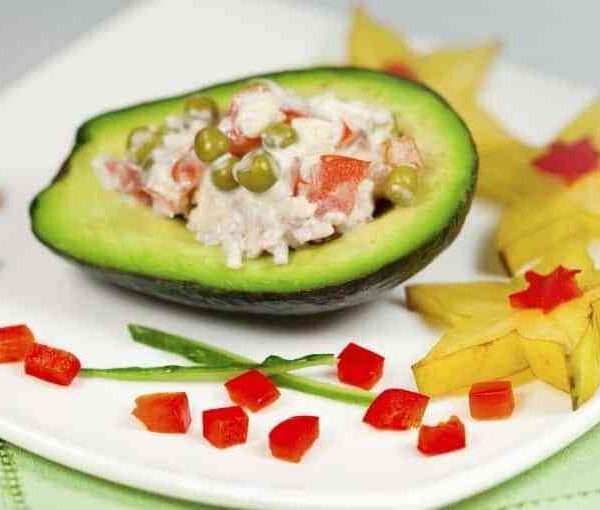 Aguacates rellenos ¡ideales para una cena rápida!