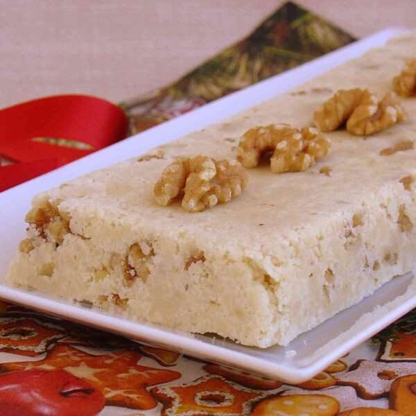 Dulce navideño de turrón de nata y nueces