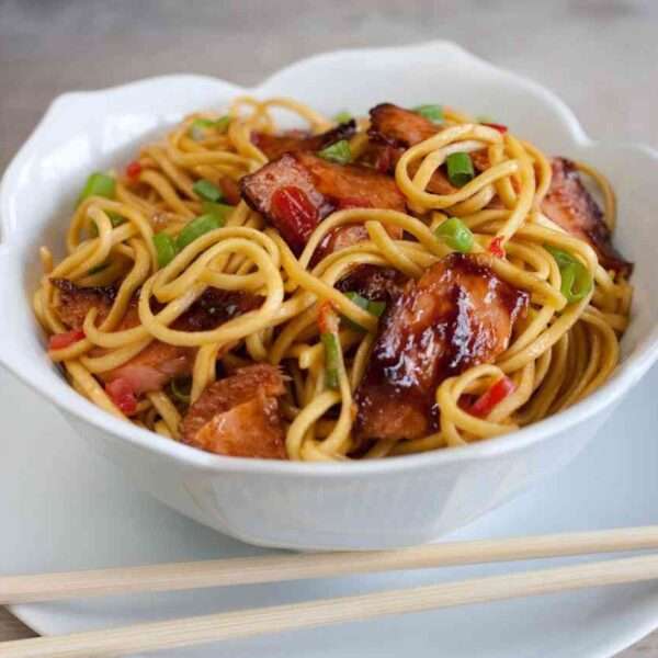 Receta oriental de noodles con salmón