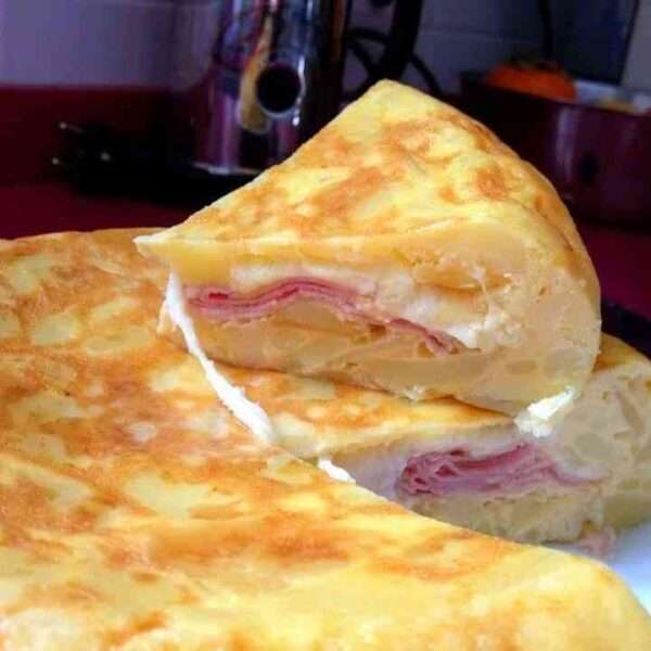 Tortilla de patatas rellena de jamón de york y queso