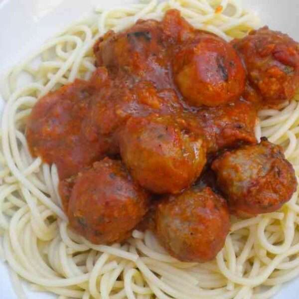 Receta de espaguetis con albóndigas en salsa de tomate