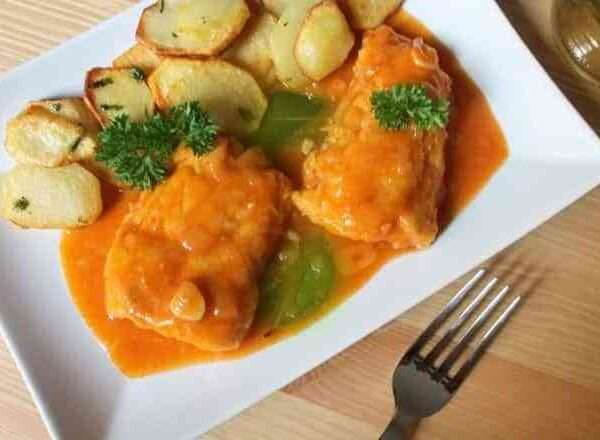 Receta de merluza en salsa roja