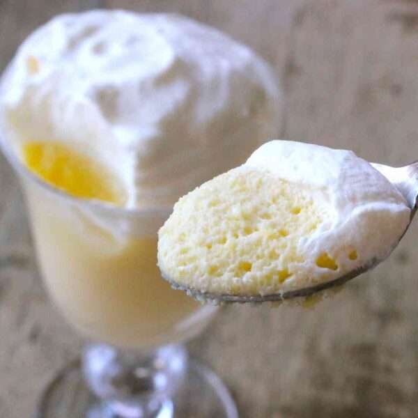 Postre de mousse de limón