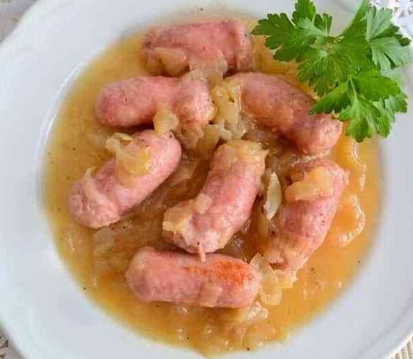 Salchichas al vino blanco