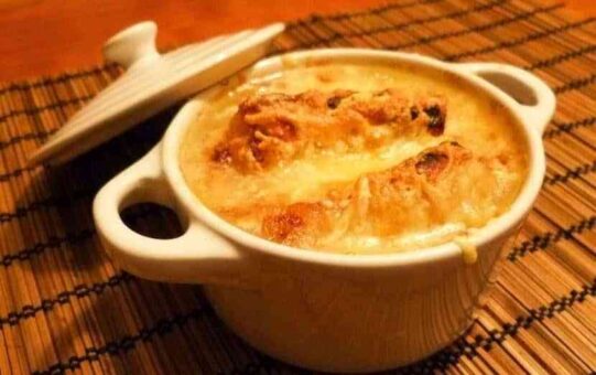 sopa de cebolla gratinada