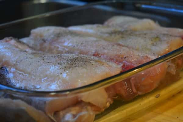 Colocar el bacalao en el horno para empezar a preparar el plato