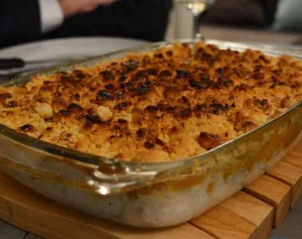 crumble de bacalao con chutney de mango y pimientos de piquillo
