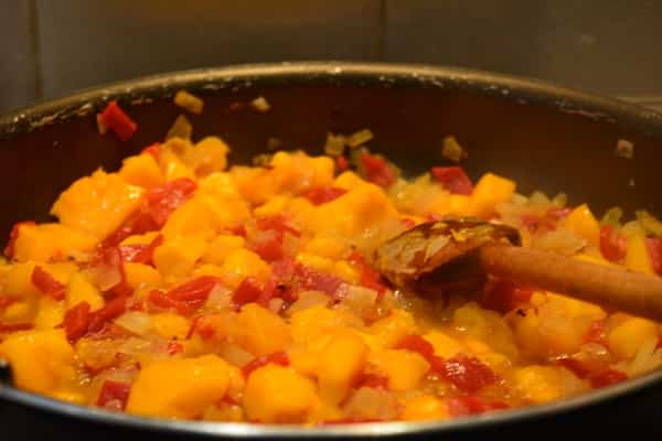 Preparacion del chutney de mango y pimientos de piquillo 