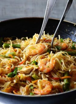 platos con fideos