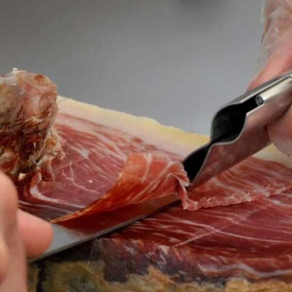 Sorprende con esta genial receta de cucuruchos de jamón ibérico con crema de setas