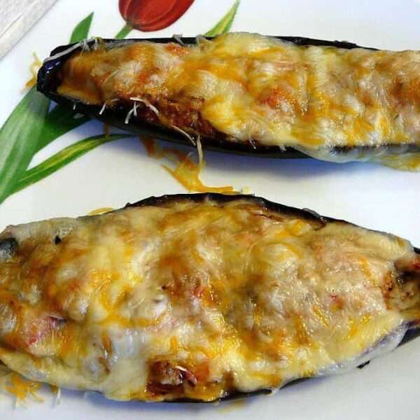 Estupendas berenjenas rellenas con pollo y queso con un toque de bechamel