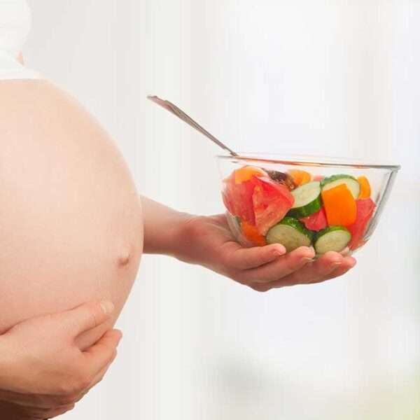 ¿Debo cambiar mi dieta durante el embarazo si soy vegana?