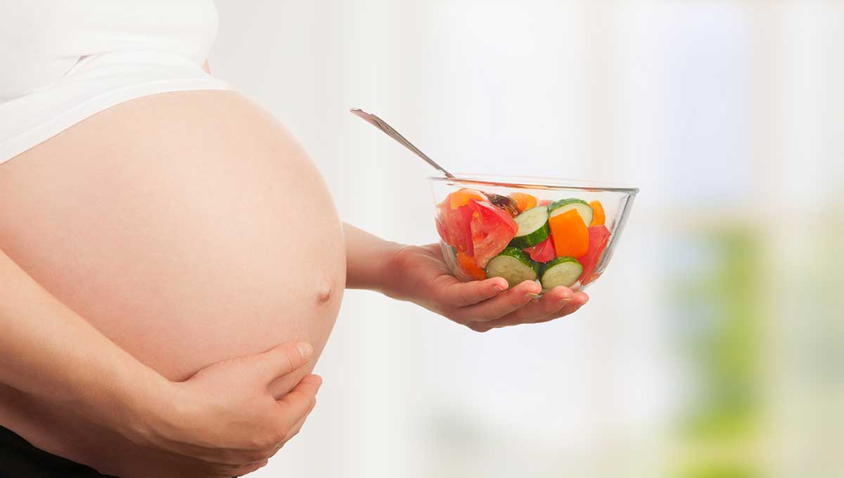 ¿Debo cambiar mi dieta durante el embarazo si soy vegana?