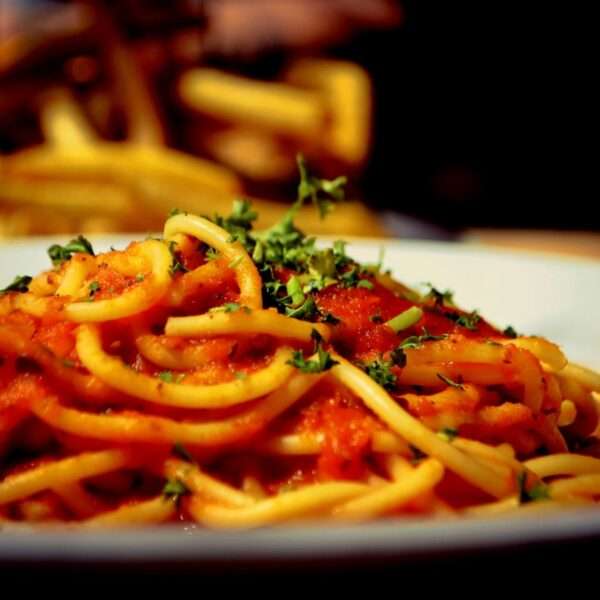 Espaguetis con salsa de tomate casera: un clásico irresistible