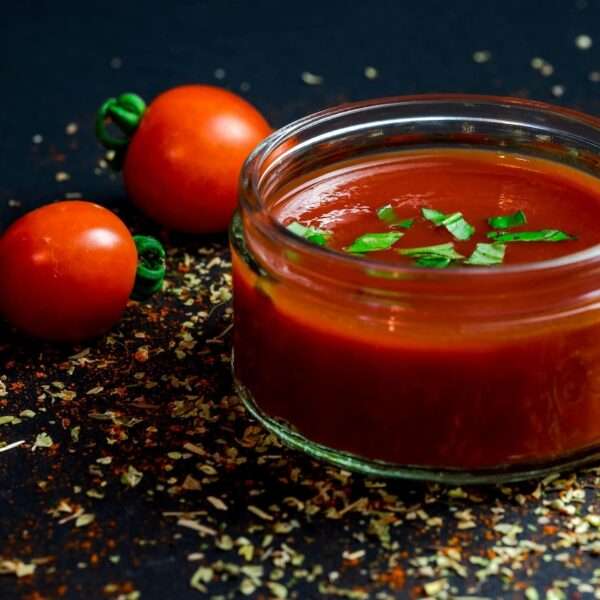 Ni azúcar ni leche: el sencillo truco para quitar la acidez de la salsa de tomate casera sin añadir calorías
