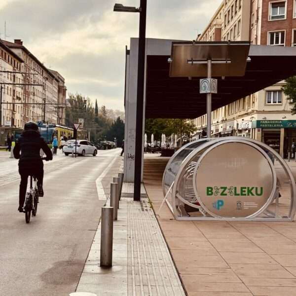 Vitoria-Gasteiz ensaya los primeros aparca-bicis para residentes seguros y bonificados por uso