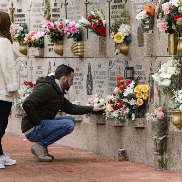 Cada año, la conmemoración del Día de Todos los Santos de Enalta atrae a más de 1.000 personas, consolidándose como un evento central para las familias