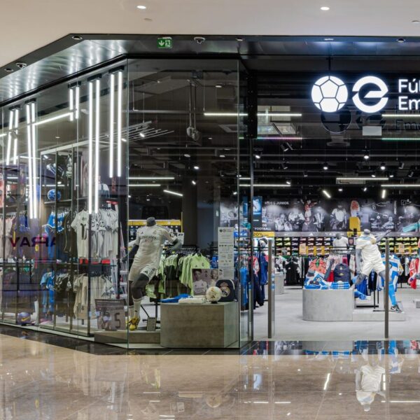 La nueva tienda de Fútbol Emotion en Marineda City arranca con éxito tras su reapertura y ampliación