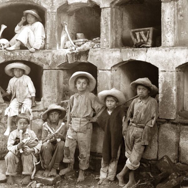 La exposición 'México en blanco y negro' reúne fotografía histórica y arte contemporáneo en Madrid