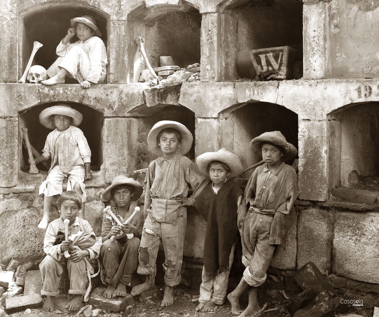 La exposición 'México en blanco y negro' reúne fotografía histórica y arte contemporáneo en Madrid