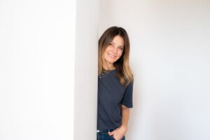 Un spray que cambia las reglas del juego: llega la bruma que reduce brotes y afina la piel en tiempo récord