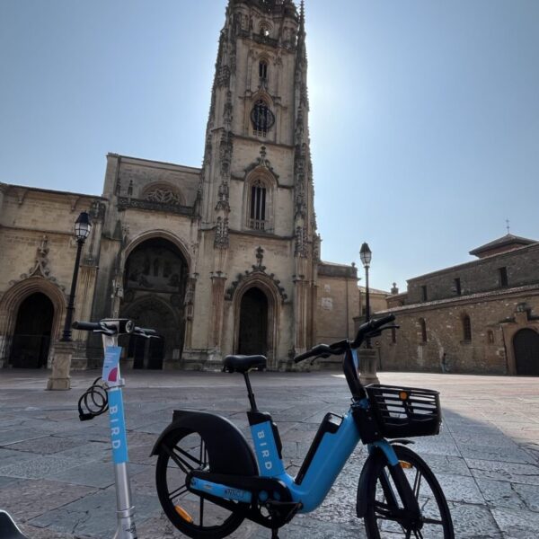 Bird cierra 2025 afianzando la micromovilidad multimodal y evitando más de 30 toneladas de CO₂ en Oviedo