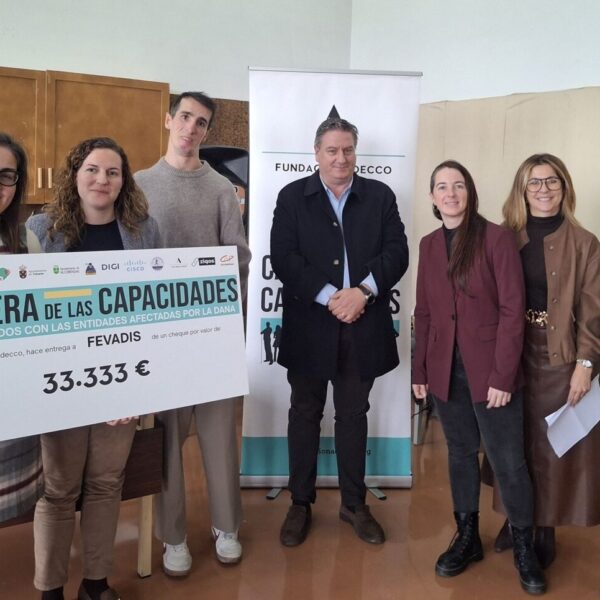 Álex Roca hace entrega de los 100.000 euros recaudados en la Carrera de las Capacidades a tres entidades afectadas por la DANA