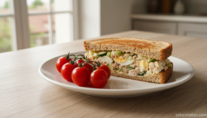 Sandwich fresh de atun con pepino y apio cortado en diagonal