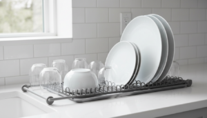Escurreplatos flexible y compacto sobre encimera de cocina
