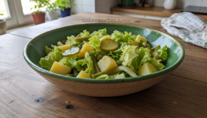 Ensalada de judías verdes con patatas, lechuga y pepinillos en vinagre