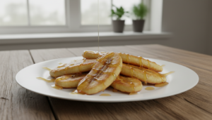 Plátanos fritos dorados con miel sobre plato blanco