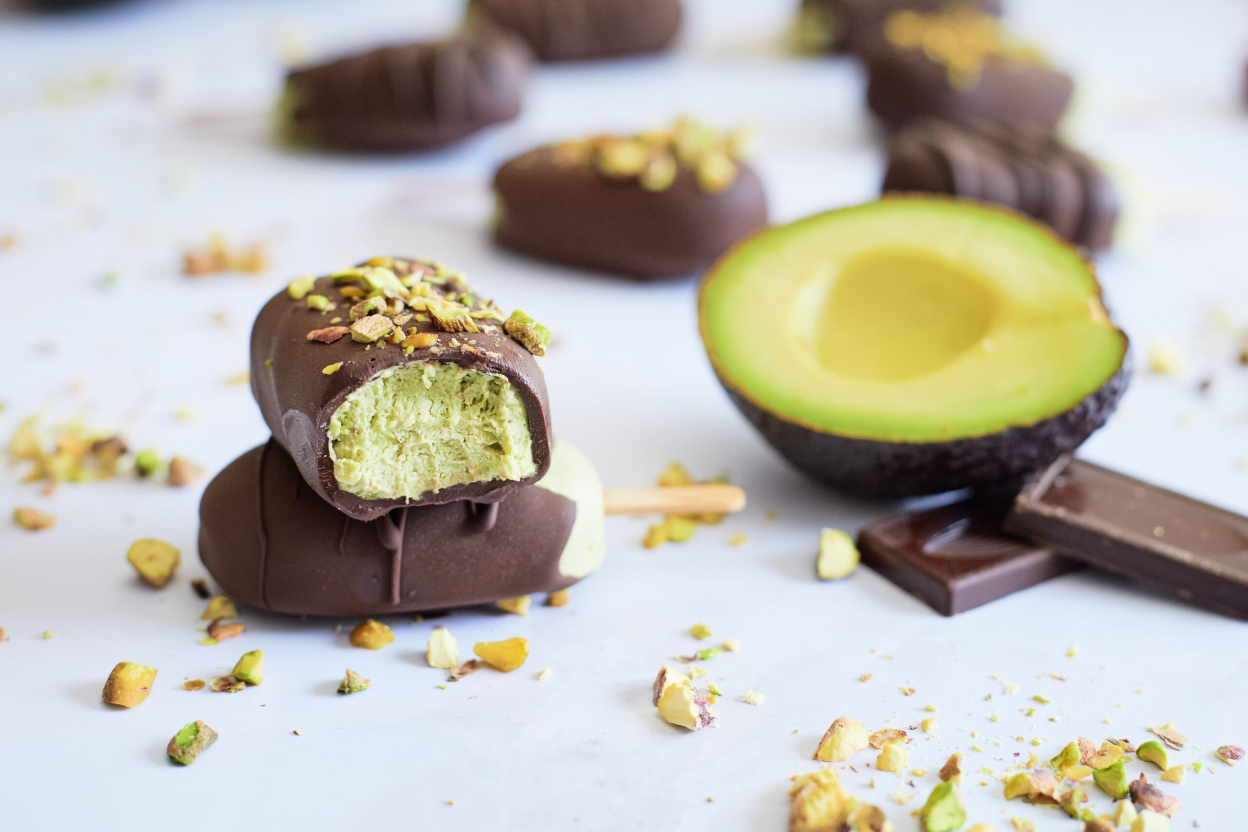 El aguacate, el aliado de los nutricionistas para mantenerse hidratado durante el verano 1 Bombon helado de aguacate y pistacho WAO 1 scaled